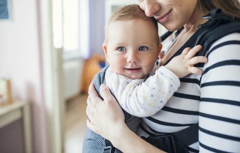 mãe a segurar bebé no pós-parto